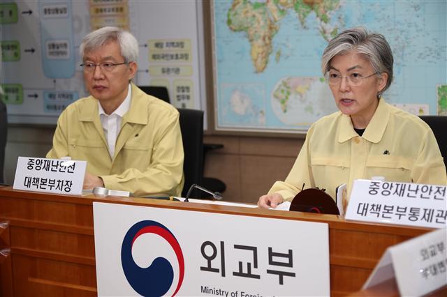 강경화 외교부 장관이 3일 오전 서울 도렴동 외교부청사에서 헝가리 유람선 침몰사고 실종자 수색 추가대책을 논의하기 위해 열린 중앙재난안전대책본부 대책회의에서 발언하고 있다.    [연합]
