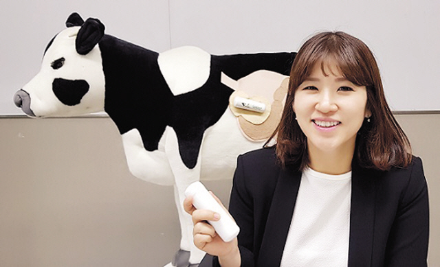유라이크코리아 김희진 대표가 서울 문정동 본사에서 ‘바이오캡슐’의 작동원리에 대해 소개하고 있다.