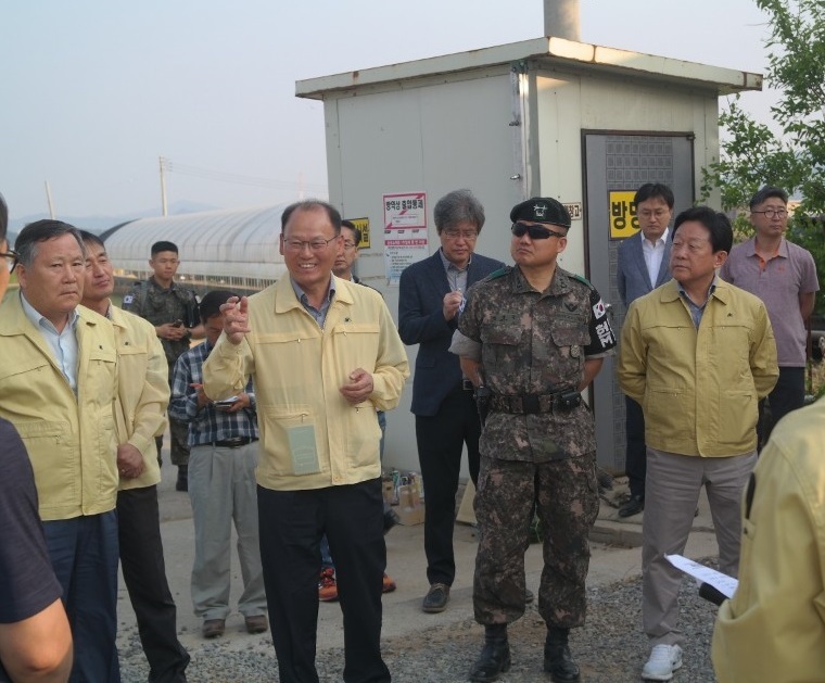 김태환 농협 축산경제대표이사가 일요일인 지난 2일 북한과의 접경지인 철원군을 급히 방문해 축협의 방역실태 점검하고 공동방제단을 격려하고 있다. [농협 제공]