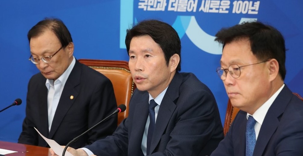 Lee In-young (C), floor leader of the ruling Democratic Party, speaks at a meeting with senior party members at the National Assembly on June 3, 2019. (Yonhap)