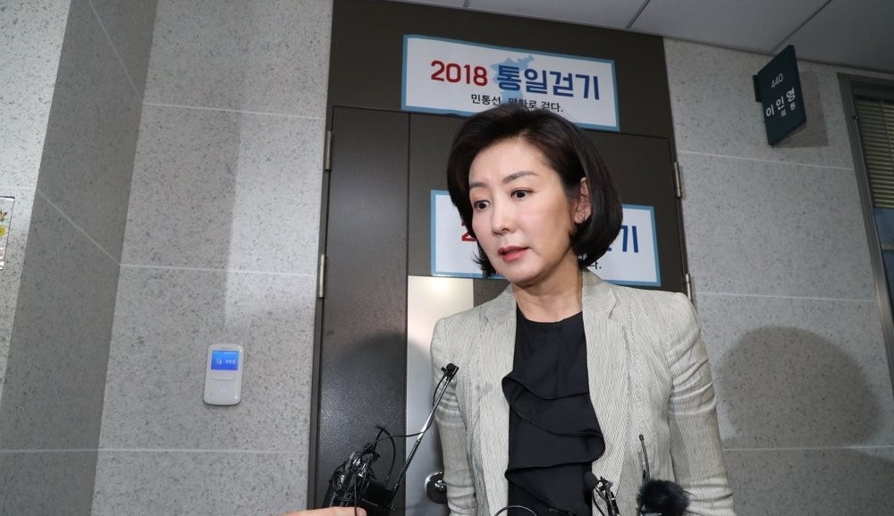 Na Kyung-won, floor leader of the main Liberty Korea Party, answers questions from reporters on June 2, 2019, at the National Assembly after rival parties failed to reach a deal to normalize the parliament. (Yonhap)