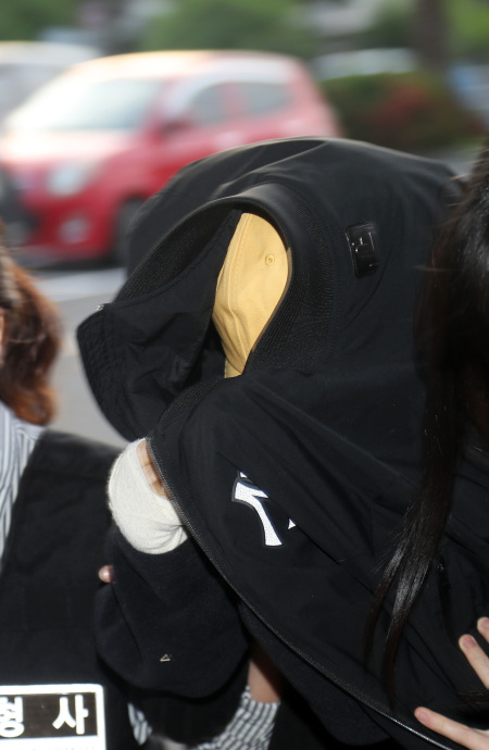 제주시의 한 펜션에서 전 남편을 살해한 혐의를 받는 30대 여성이 1일 제주동부경찰서로 호송되고 있는 모습. [연합]