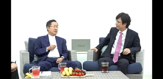 사람사는 세상 노무현재단 유시민 이사장과 자유한국당 홍준표 전 대표가 3일 유튜브 공동방송을 통해 공개 ‘토론배틀’을 벌였다. 사진은 이날 밤 유튜브를 통해 공개된 녹화영상.   [TV홍카콜라 유튜브 캡처]