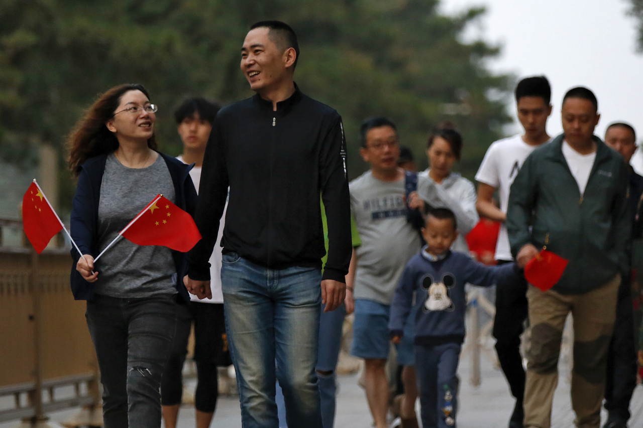 <YONHAP PHOTO-1280> People hold Chinese national flags leave Tiananmen Square after attending the daily flag raising ceremony on the 30th anniversary for the 1989 crackdown on pro-democracy protest in Beijing, Tuesday, June 4, 2019. Critics say the Tiananmen crackdown, which left hundreds, possibly thousands, dead, set the ruling Communist Party on its present course of ruthless suppression, summary incarceration and the frequent use of violence against opponents in the name of "stability maintenance." (AP Photo/Andy Wong)/2019-06-04 07:41:42/ <저작권자 ⓒ 1980-2019 ㈜연합뉴스. 무단 전재 재배포 금지.>
<YONHAP PHOTO-1280> People hold Chinese national flags leave Tiananmen Square after attending the daily flag raising ceremony on the 30th anniversary for the 1989 crackdown on pro-democracy protest in Beijing, Tuesday, June 4, 2019. Critics say the Tiananmen crackdown, which left hundreds, possibly thousands, dead, set the ruling Communist Party on its present course of ruthless suppression, summary incarceration and the frequent use of violence against opponents in the name of "stability maintenance." (AP Photo/Andy Wong)/2019-06-04 07:41:42/ <저작권자 ⓒ 1980-2019 ㈜연합뉴스. 무단 전재 재배포 금지.>