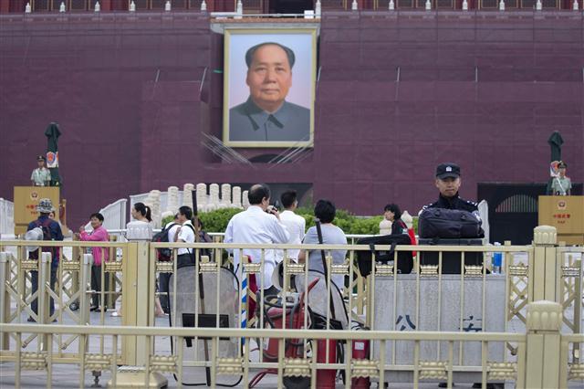 톈안먼 민주화 운동 30주년을 맞은 4일 중국 베이징 톈안먼 광장과 주변의 현지 시민들.  [AP]