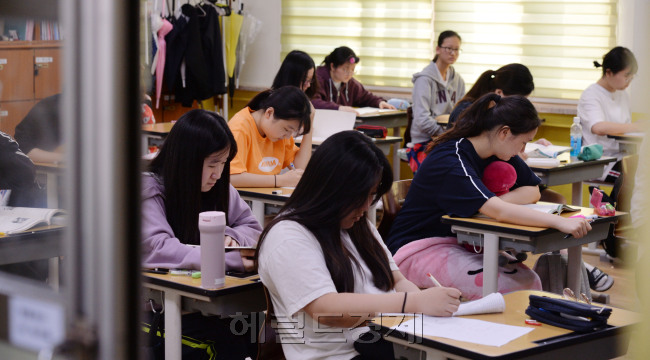 4일 전국수능 모의평가가 실시되었다. 여의도여고에서 3학년 수험생들이 시험에 임하고 있다. <br />정희조 기자/checho@heraldcorp.com  190604
4일 전국수능 모의평가가 실시되었다. 여의도여고에서 3학년 수험생들이 시험에 임하고 있다.
정희조 기자/checho@heraldcorp.com  190604