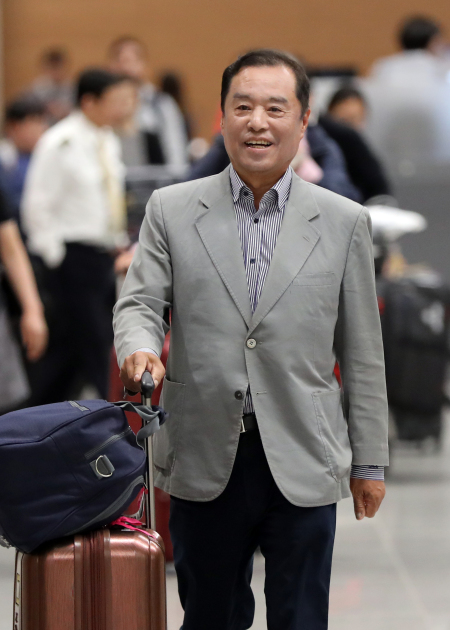 김병준 전 자유한국당 비상대책위원장이 미국 방문을 마치고 4일 인천국제공항을 통해 귀국하고 있다. [연합]