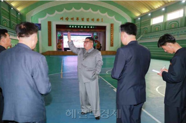 김정은 북한 국무위원장이 현지지도 행보를 재개한 가운데 연일 간부들을 대상으로 질타를 쏟아내고 있다. 김 위원장은 노동신문이 지난 1일 보도한 자강도 강계시 배움의 천릿길 학생소년궁전 방문 때 간부들의 일본새(일하는 자세)가 정말 틀려먹었다며 강도 높게 비판했다. [헤럴드DB]