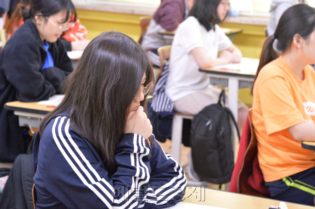 한국교육과정평가원 주관 2020학년도 대학수학능력시험 대비 6월 모의평가가 4일 전국 2053개 고등학교와 425개 지정학원에서 실시됐다. 6월 모의평가는 올해 11월14일 치러질 수능의 출제방향과 난이도를 파악할 수 있는 시험이다. 사진은 이날 서울 여의도여고에서 고3 수험생들이 시험을 치르고 있는 모습. [정희조 기자/checho@heraldcorp.com]