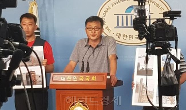 양대노총 관계자와 함께 자리한 국책사업감시단 관계자가 4일 국회 정론관에서 기자회견을 가지고 있는 모습. [사진=김용재 인턴기자/kyj192@heraldcorp.com]