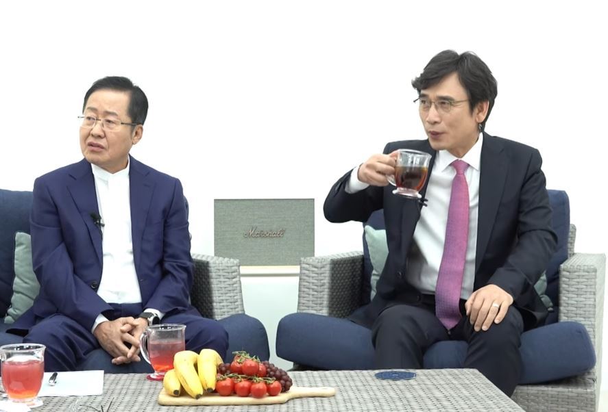 Hong Jun-pyo (left) and Rhyu Si-min. (Yonhap)