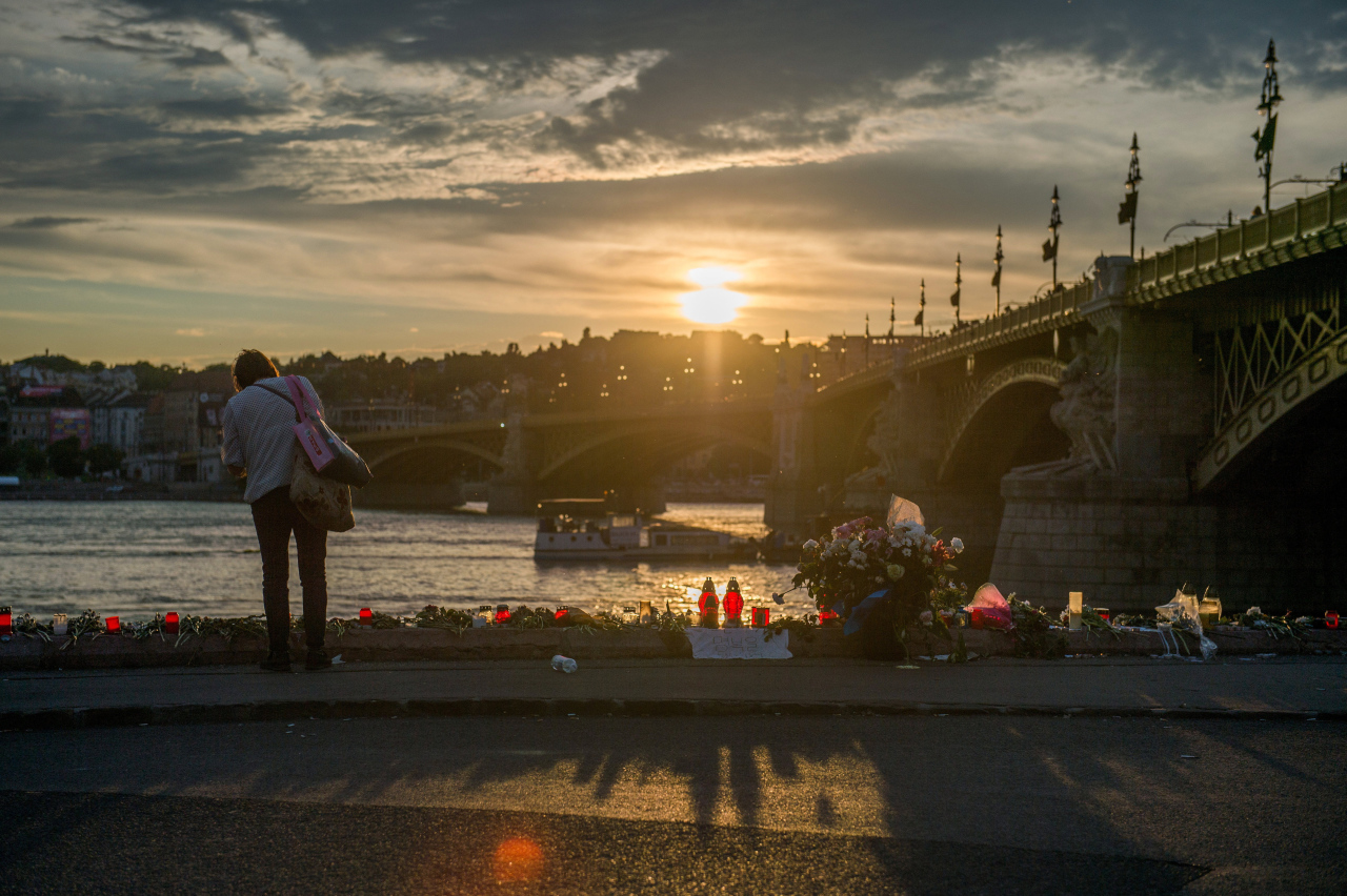 People pay tribute to the victims of the sunken boat on the riverbank, next to Margaret Bridge, the scene of the accident, in Budapest, Hungary, 03 June 2019. (EPA-Yonhap)