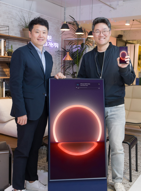 ‘더 세로’의 탄생 주역 조철용 삼성전자 FXD그룹 프로(왼쪽)와 정강일 TV상품기획그룹 프로가 ‘더 세로’와 스마트폰이 자동 미러링되고 있는 상태를 보여주고 있다. [삼성전자 제공]