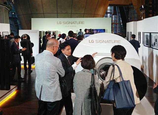 LG전자가 지난 4일‘LG 시그니처’ 출시행사에서 참석자들이 초프리미엄 ‘LG 시그니처’를 살펴보고 있다.