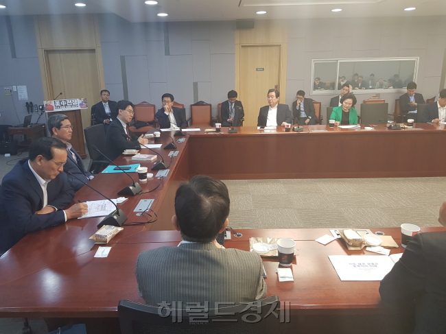 김학용 자유한국당 의원 주최로 ‘미중 패권 경쟁과 동북아의 미래’ 강연이 진행되고 있다. [이원율 기자/yul@]
