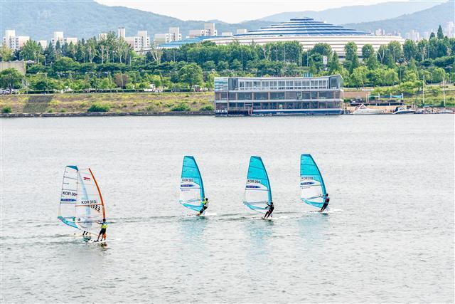 광진구 뚝섬 한강공원 윈드서핑.