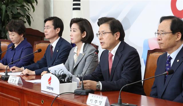 자유한국당 황교안 대표가 5일 국회에서 열린 최고위원-중진의원 연석회의에서 발언하고 있다.    [연합]