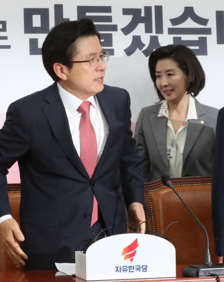 황교안 자유한국당 대표와 나경원 원내대표가 5일 국회에서 열린 최고위원-중진의원 연석회의에 들어서고 있다. [연합]