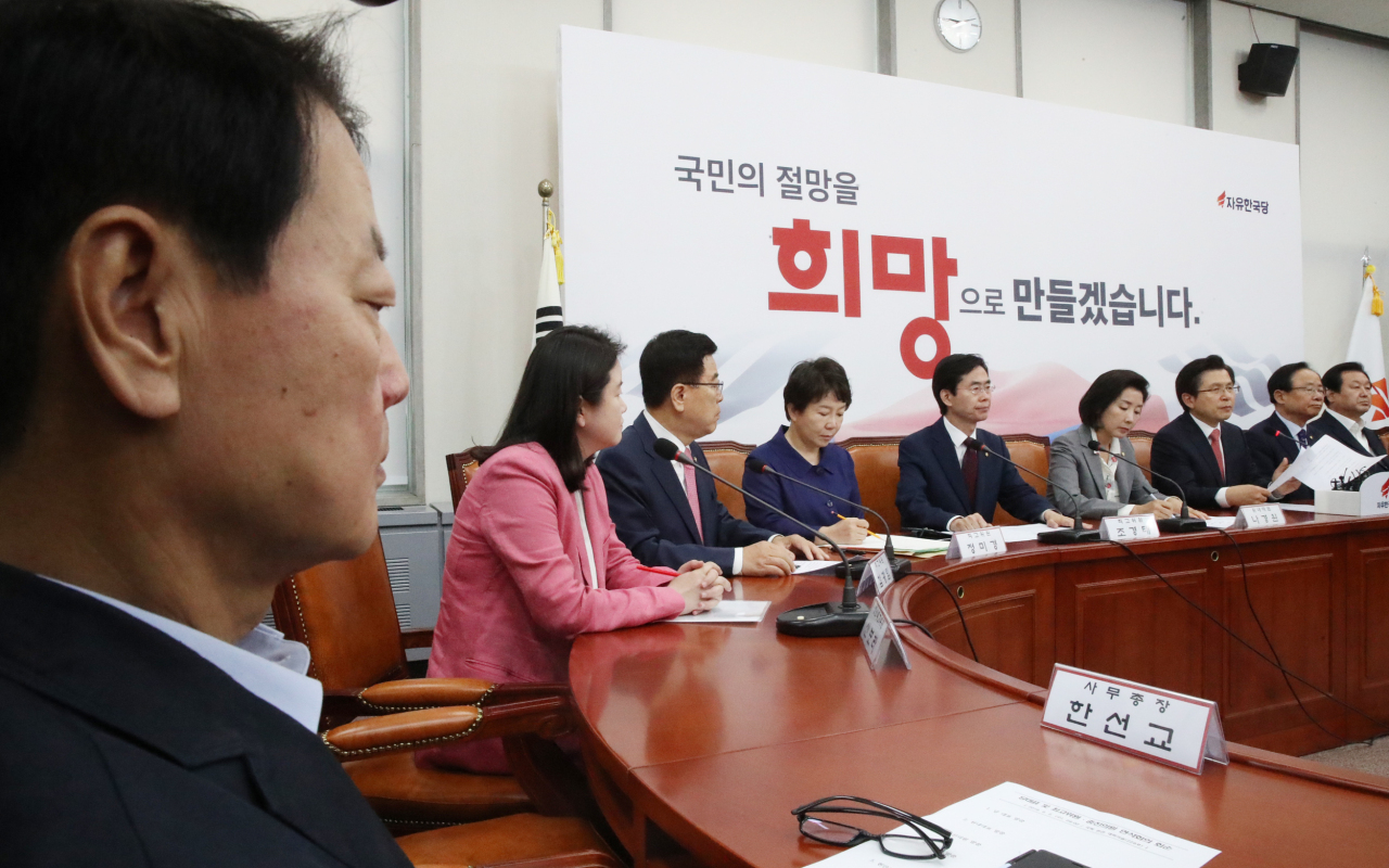 <YONHAP PHOTO-3355> 황교안 대표 발언 듣는 한선교 사무총장 (서울=연합뉴스) 이진욱 기자 = 자유한국당 한선교 사무총장(왼쪽)이 5일 국회에서 열린 최고위원-중진의원 연석회의에서 황교안 대표 발언을 듣고 있다. 2019.6.5 cityboy@yna.co.kr/2019-06-05 09:42:58/ <저작권자 ⓒ 1980-2019 ㈜연합뉴스. 무단 전재 재배포 금지.>
<YONHAP PHOTO-3355> 황교안 대표 발언 듣는 한선교 사무총장 (서울=연합뉴스) 이진욱 기자 = 자유한국당 한선교 사무총장(왼쪽)이 5일 국회에서 열린 최고위원-중진의원 연석회의에서 황교안 대표 발언을 듣고 있다. 2019.6.5 cityboy@yna.co.kr/2019-06-05 09:42:58/ <저작권자 ⓒ 1980-2019 ㈜연합뉴스. 무단 전재 재배포 금지.>
