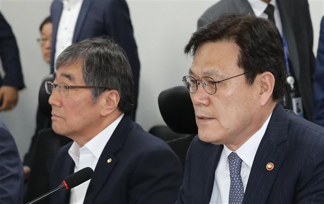 최종구 금융위원장(오른쪽)과 윤석헌 금감원장(오른쪽 두번째)이 지난달 30일 오전 국회 의원회관에서 열린 정무위 비공개 당정회의 준비를 하고 있다.  [연합]