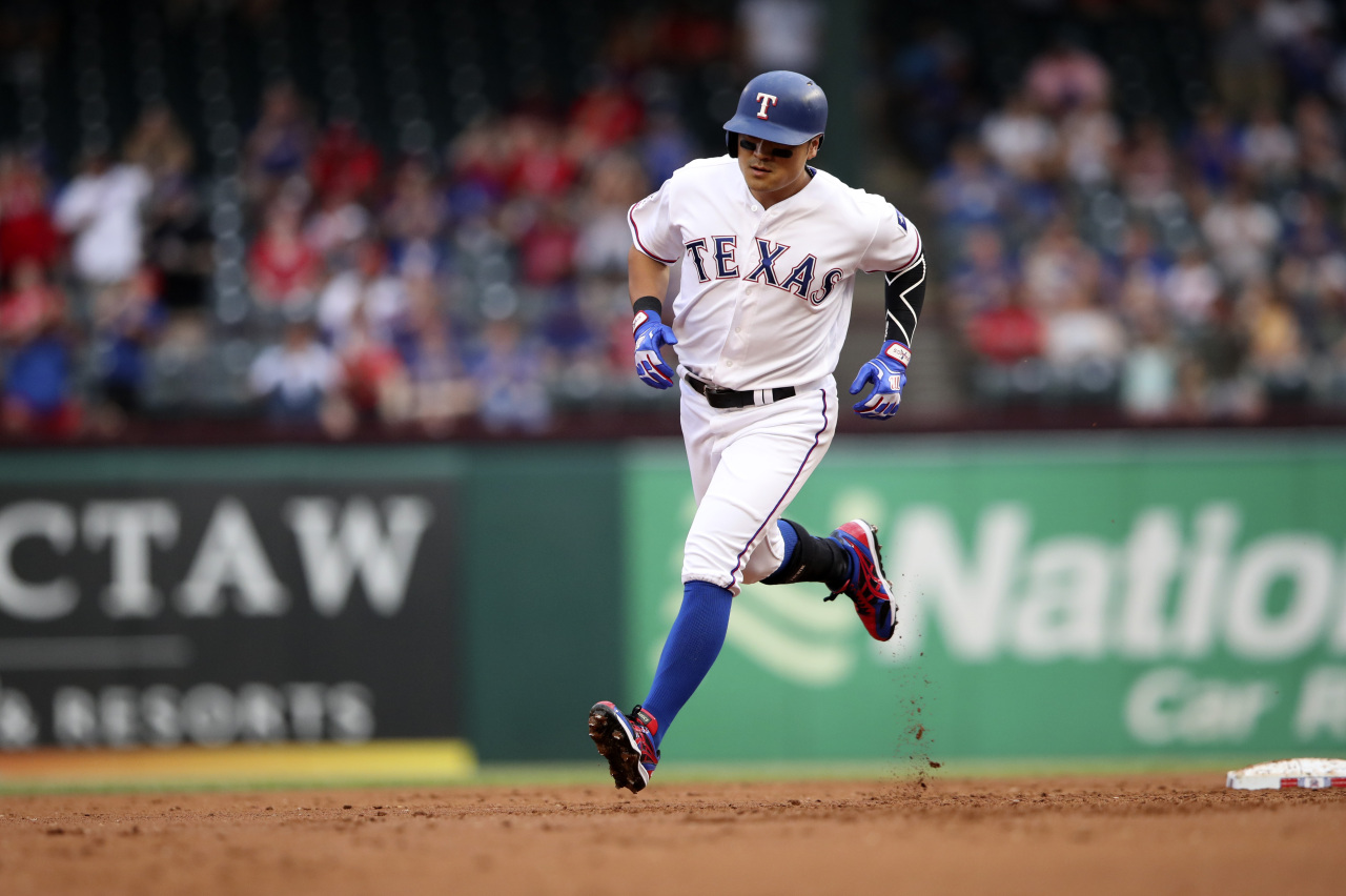 Texas Rangers left fielder Shin-Soo Choo (17) rounds the bases after hitting a home run during the first inning against the Baltimore Orioles at Globe Life Park in Arlington. (Kevin Jairaj-Yonhap)