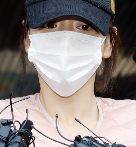 마약 투약 혐의로 구속돼 경찰 수사를 받아온 남양유업 창업주의 외손녀 황하나(31) 씨가 12일 오전 검찰 송치를 위해 경기도 수원시 수원남부경찰서를 나서며 취재진의 질문에 답하고 있다. 2019.4.12 (연합뉴스)