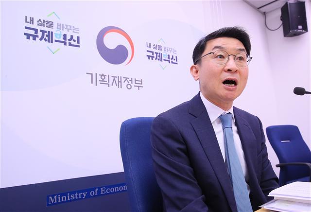 이억원 기획재정부 경제정책국장이 5일 세종시 정부세종청사 기획재정부에서 4월 경상수지 적자에 대해 취재진에게 설명하고 있다.  [연합]