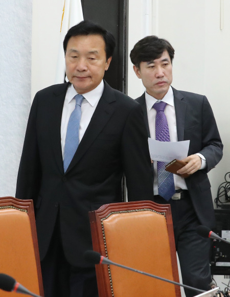 손학규 바른미래당 대표(왼쪽)가 5일 오전 국회에서 열린 최고위원회의에 참석하고 있다. 오른쪽은 하태경 최고위원. [연합]