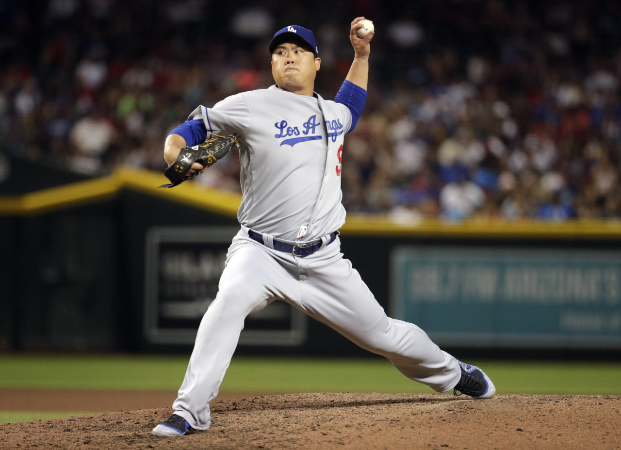 Los Angeles Dodgers starting pitcher Hyun-Jin Ryu throws to an Arizona Diamondbacks batter during the seventh inning of a baseball game Tuesday, June 4, 2019, in Phoenix. (AP-Yonhap)