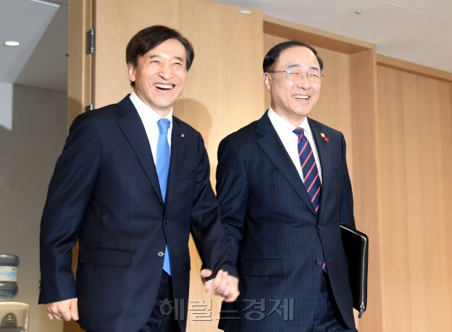 경기 부진과 물가 상승세 둔화로 한국은행의 연내 금리인하 가능성이 높아지고 있다. 사진은 지난해 12월 홍남기 부총리 겸 기획재정부 장관이 취임 후 이주열 한국은행 총재와 첫 회동하는 모습. [헤럴드DB]