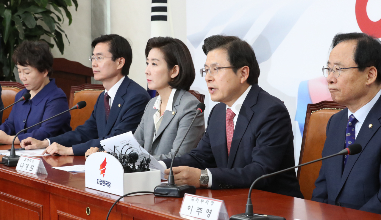 Liberty Korea Party Chairman Hwang Kyo-ahn speaks at a party meeting on Wednesday. Yonhap