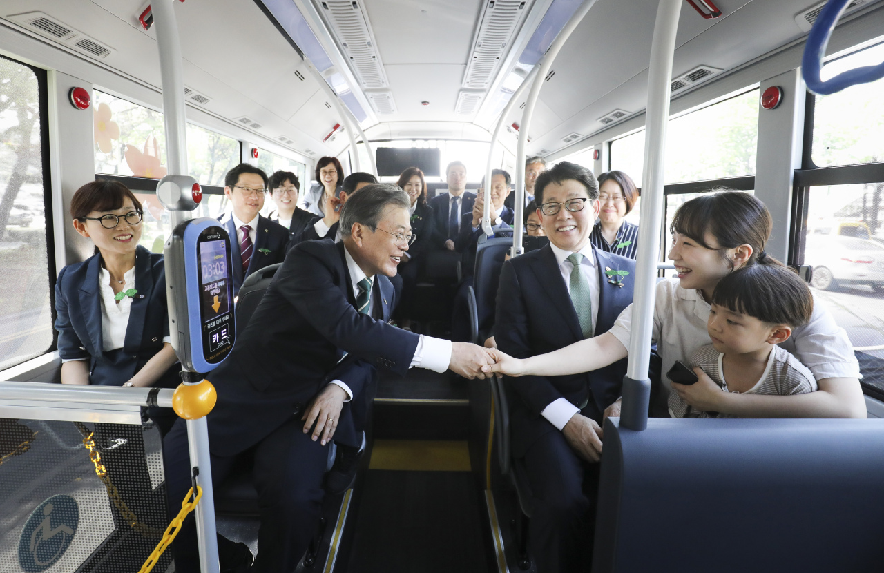 President Moon Jae-in shakes hands with one of passengers participating in a test drive of the nation‘s first hydrogen-fueled intracity bus in Changwon, some 300 kilometers south of Seoul, on Wednesday.  (Yonhap)