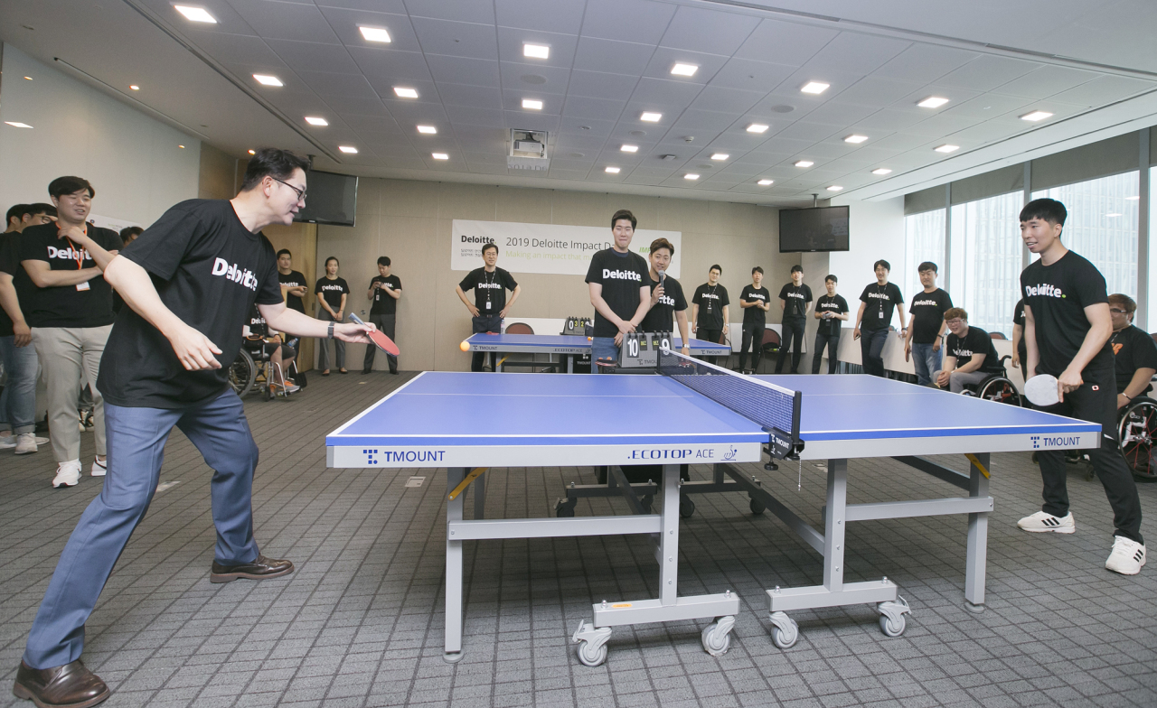 한국 딜로이트 그룹은 5일 전사적 봉사활동인 ‘2019 딜로이트 임팩트 데이’를 진행했다. 딜로이트 소속 장애인 탁구 선수들과 임직원들이 ‘애즈 원 탁구교실’에서 일일레슨과 탁구시합을 가졌다. [한국 딜로이트 그룹 제공]
한국 딜로이트 그룹은 5일 전사적 봉사활동인 ‘2019 딜로이트 임팩트 데이’를 진행했다. 딜로이트 소속 장애인 탁구 선수들과 임직원들이 ‘애즈 원 탁구교실’에서 일일레슨과 탁구시합을 가졌다. [한국 딜로이트 그룹 제공]