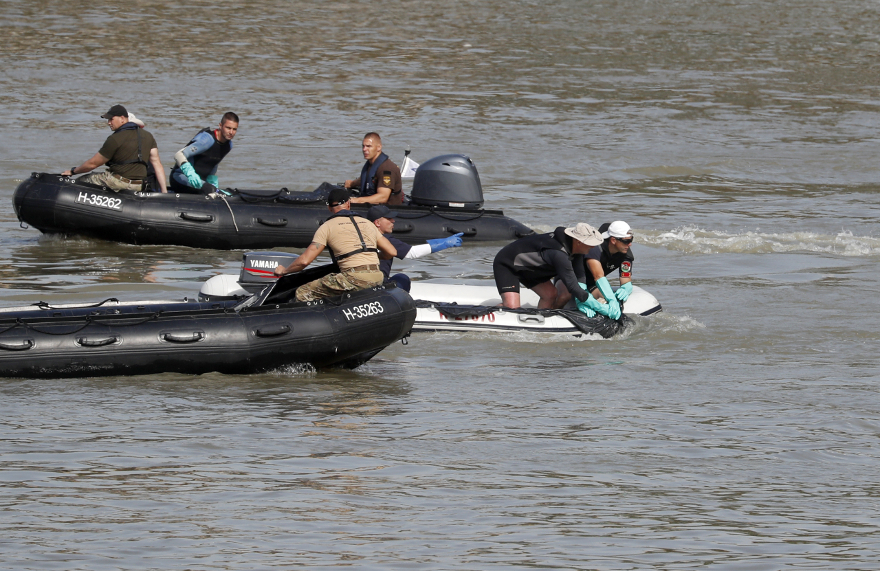 A victim's body is lifted by the rescue workers on the Danube river where a si ghtseeing boat capsized in Budapest, Hungary (AP-Yonhap)