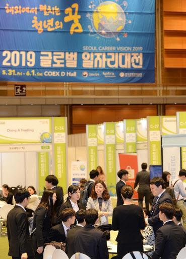 지난달 31일 코엑스에서 열린 국내 청년의 해외 취업을 지원하는 ‘글로벌 일자리 대전’에서 구직자들이 면접 차례를 기다리고 있다.  [코트라 제공]