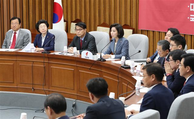더불어민주당 이해찬 대표가 7일 서울 강서구 마곡로 넥센중앙연구소 넥센그라운드에서 열린 최고위원회의에서 발언하고 있다.(왼쪽 사진). 자유한국당 나경원 원내대표가 7일 국회에서 열린 원내대책회의에서 발언하고 있다.  [연합]