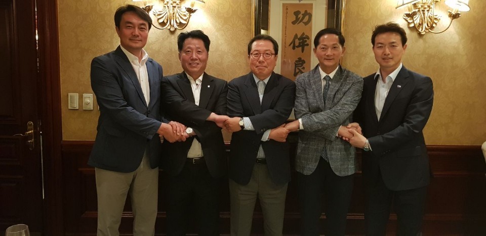 제3기 신도시 입지 5개 시장들이 4일 여의도에서 모임을 갖고 신도시 성공을 위해 공동 노력키로 했다. (왼쪽부터) 김상호 하남시장, 장덕천 부천시장, 조광한 남양주시장, 이재준 고양시장, 김종천 과천시장. [남양주시 제공]