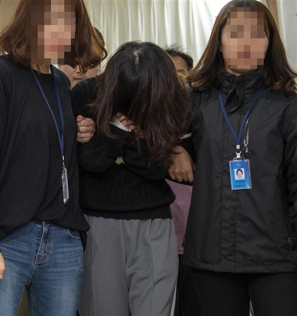 전 남편을 살해한 혐의로 구속된 고유정이 6일 오후 제주동부경찰서 진술녹화실에서 나와 유치장으로 이동하고 있다.  [연합]