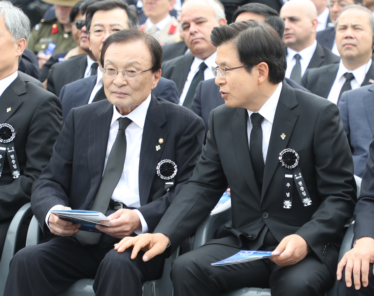<YONHAP PHOTO-1604> 현충일 추념식에서 대화하는 이해찬과 황교안 (서울=연합뉴스) 한상균 기자 = 더불어민주당 이해찬 대표와 자유한국당 황교안 대표가 6일 오전 국립서울현충원에서 열린 제64회 현충일 추념식에서 대화하고 있다. 2019.6.6 xyz@yna.co.kr/2019-06-06 10:01:09/ <저작권자 ⓒ 1980-2019 ㈜연합뉴스. 무단 전재 재배포 금지.>
<YONHAP PHOTO-1604> 현충일 추념식에서 대화하는 이해찬과 황교안 (서울=연합뉴스) 한상균 기자 = 더불어민주당 이해찬 대표와 자유한국당 황교안 대표가 6일 오전 국립서울현충원에서 열린 제64회 현충일 추념식에서 대화하고 있다. 2019.6.6 xyz@yna.co.kr/2019-06-06 10:01:09/ <저작권자 ⓒ 1980-2019 ㈜연합뉴스. 무단 전재 재배포 금지.>