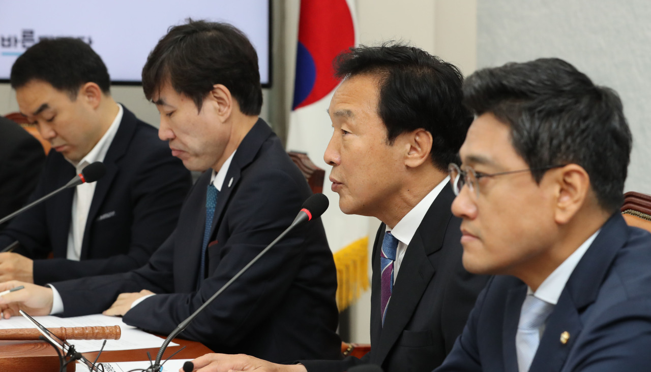 <YONHAP PHOTO-2200> 발언하는 손학규 대표 (서울=연합뉴스) 하사헌 기자 = 바른미래당 손학규 대표가 7일 오전 국회에서 열린 최고위원회의에서 발언하고 있다. 2019.6.7 toadboy@yna.co.kr/2019-06-07 09:54:55/ <저작권자 ⓒ 1980-2019 ㈜연합뉴스. 무단 전재 재배포 금지.>
<YONHAP PHOTO-2200> 발언하는 손학규 대표 (서울=연합뉴스) 하사헌 기자 = 바른미래당 손학규 대표가 7일 오전 국회에서 열린 최고위원회의에서 발언하고 있다. 2019.6.7 toadboy@yna.co.kr/2019-06-07 09:54:55/ <저작권자 ⓒ 1980-2019 ㈜연합뉴스. 무단 전재 재배포 금지.>