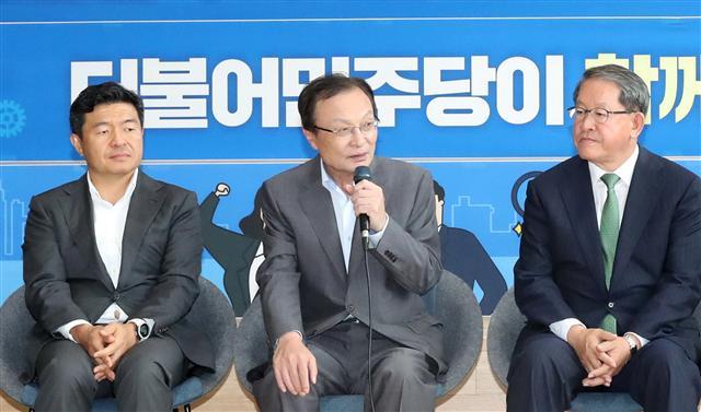 더불어민주당 이해찬 대표가 7일 서울 강서구 마곡로 넥센중앙연구소 넥센그라운드에서 열린 최고위원회의에서 발언하고 있다.(왼쪽 사진). 자유한국당 나경원 원내대표가 7일 국회에서 열린 원내대책회의에서 발언하고 있다.  [연합]