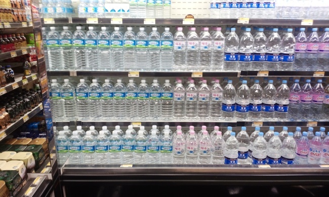 Bottled water market share chart in Korea showing Samdasoo, Icis, and Baeksansoo brand competition