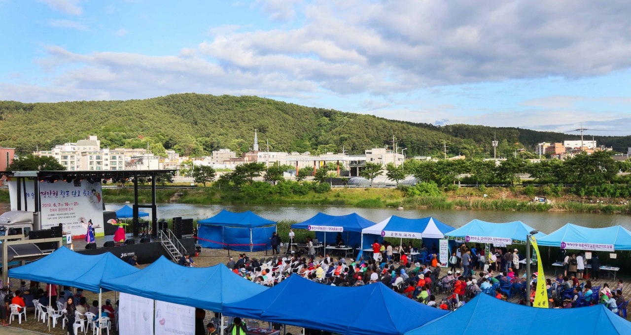 용인 경안천 창포단오축제.[용인시 제공]
용인 경안천 창포단오축제.[용인시 제공]