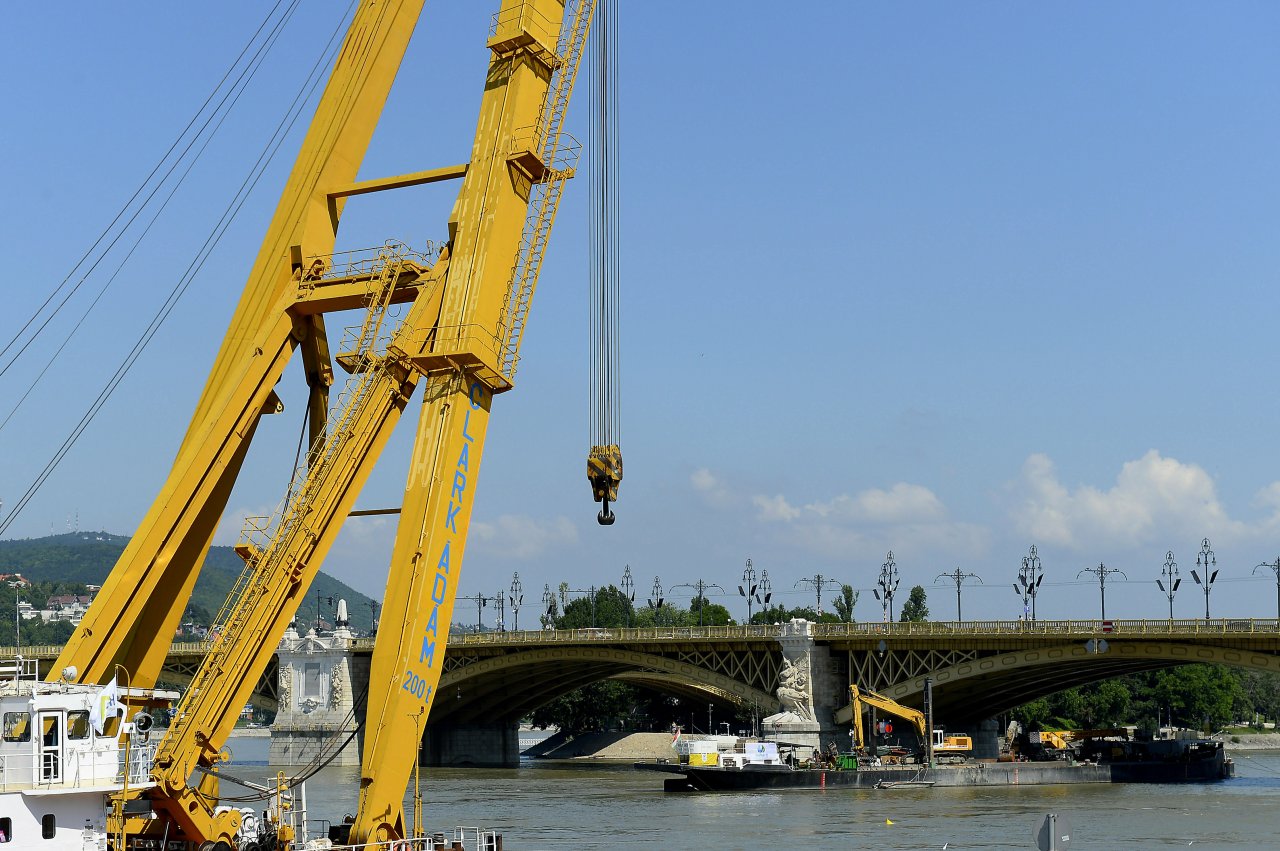 A 200-ton lift capacity crane named Clark Adam, which is intended for retrieving the sunk shipwreck, is stationed at Margaret Bridge, the scene of the deadly boat accident in Budapest, Hungary, Saturday, June 8, 2019. A sightseeing boat carrying 33 South Korean tourists was crashed by a large river cruise ship and sank in the River Danube on May 29. The body of seven tourists on board were retrieved on that night, seven tourists survived, 21 persons, including the two Hungarian crews went missing. Twelve more victims have been found and identified since then. (AP-Yonhap)