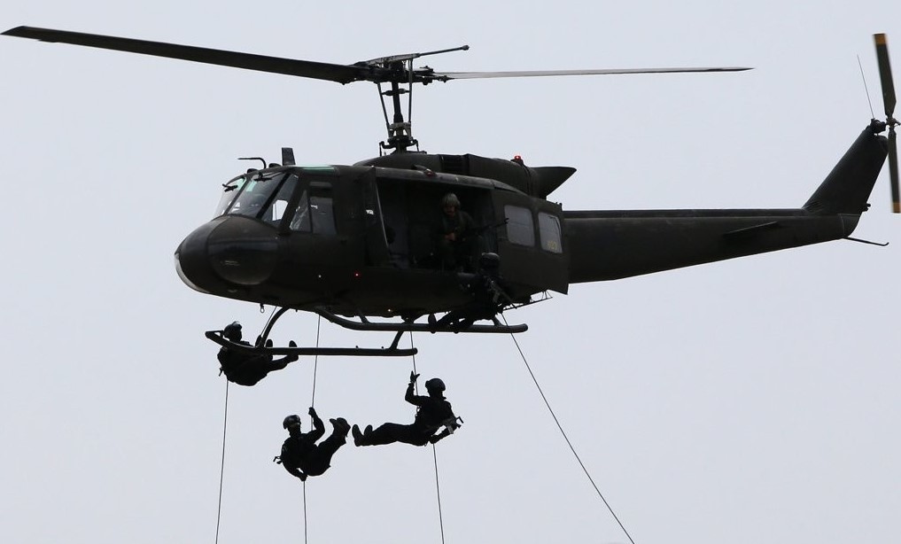 SEOUL, June 9 (Yonhap) -- A North Korean propaganda outlet on Sunday slammed South Korea's recent civilian-military exercise, calling it tantamount to a hostile act against the North.
Following up on its military agreement with Pyongyang last year, Seoul abolished its annual springtime joint military exercises with the U.S. armed forces, the Ulchi Freedom Guardian, to launch the Ulchi Taegeuk exercise this year.
Around 480,000 South Korean civilians, government officials and armed service members joined the inaugural exercise from May 27-30.
"It would be a mistake (for South Korea) to try to cover up its military's precipitancy, which is the very sin threatening the foundation of North-South relations, with deceptive, empty rhetoric or to try to make a virtue of its secondary, showy showmanship, such as (an offer for) talks and humanitarianism," Uriminzokkiri, the propaganda website, said.
"Despite the desperate excuse, the latest military exercise cannot hide its provocative and confrontational nature," the North Korean media said, rejecting Seoul's previous stance that the drill is only for defense purposes.
"It is a provocative military exercise explicitly targeting us as the main enemy," it claimed.
This photo shows a counterterrorism exercise being carried out at the Korea International Exhibition Center in Goyang, Gyeonggi Province, on May 30, 2019, as part of the Ulchi Taegeuk exercise. (Yonhap)