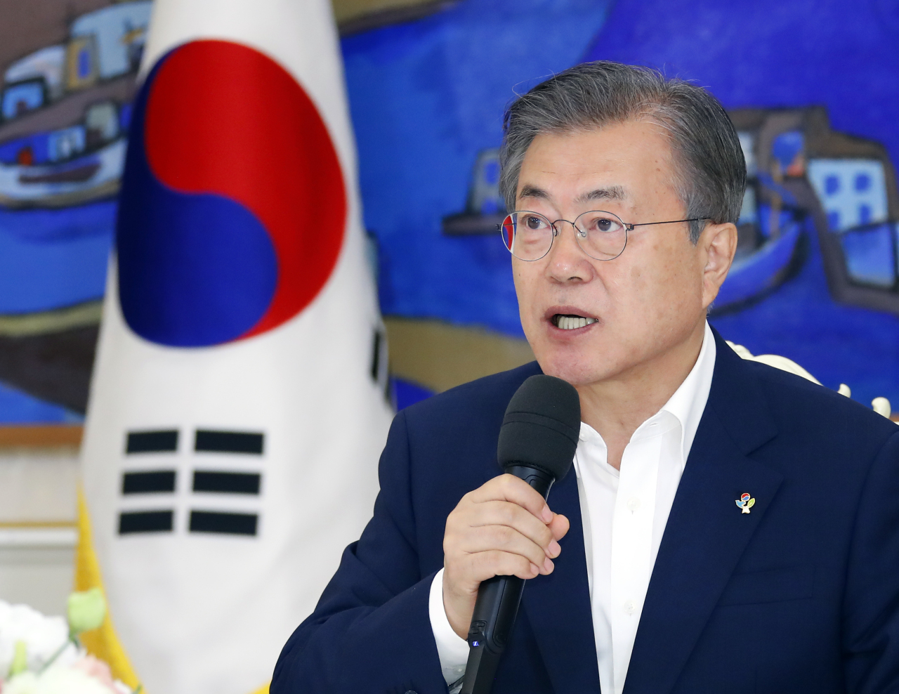 문재인 대통령이 7일 청와대에서 열린 '국민께 힘이 되는 일 잘하는 공무원' 초청 오찬에서 인사말을 하고 있다. [연합]