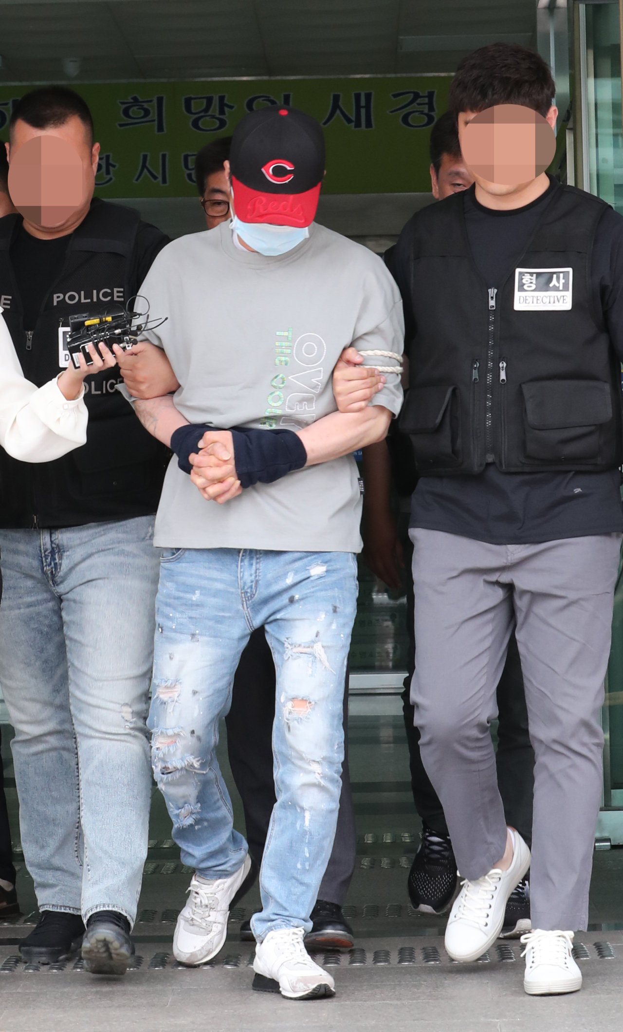 인천 한 카페에서 대낮에 친형을 흉기로 찔러 숨지게 한 혐의를 받는 A(51)씨가 9일 오후 구속 전 피의자심문(영장실질심사)을 받고자 인천시 부평구 삼산동 삼산경찰서를 나와 인천지방법원으로 향하고 있다. [연합]