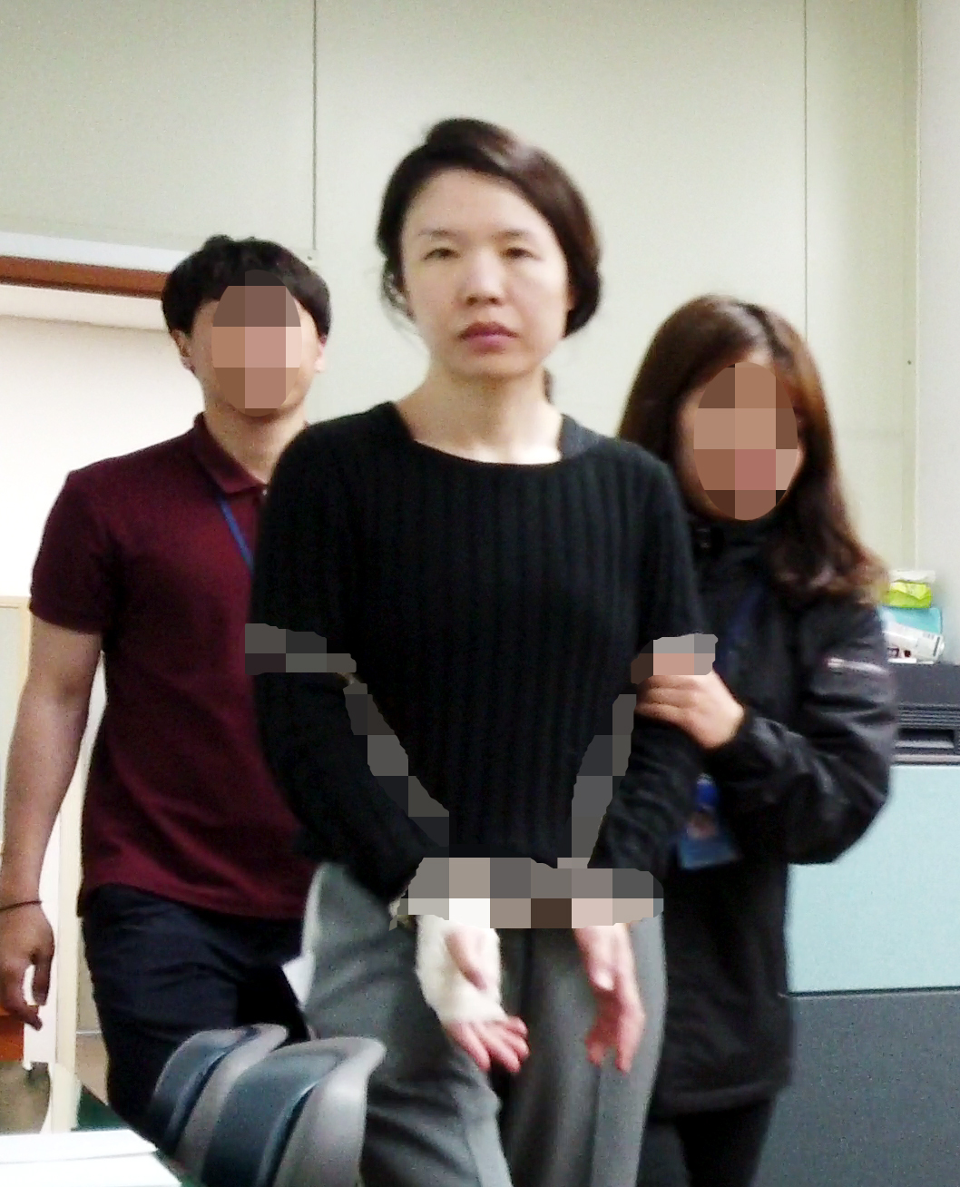 사진=전 남편을 살해한 혐의로 구속된 고유정(36)이 제주동부경찰서 유치장에서 나와 진술녹화실로 이동하고 있다. 앞서 지난 5일 제주지방경찰청은 신상공개위원회를 열어 고씨의 얼굴, 실명 등 신상을 공개하기로 결정했다. [연합]