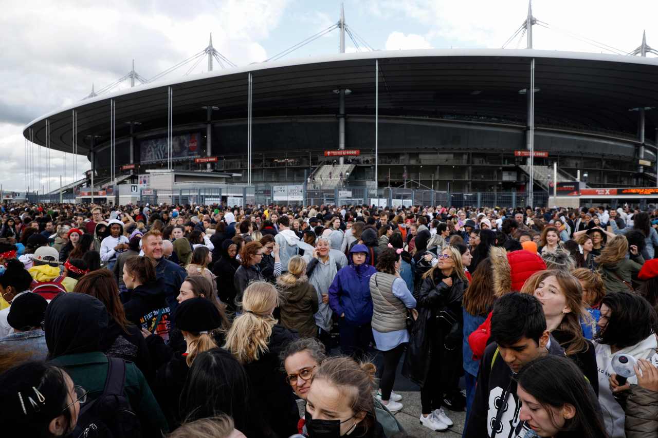 This photo shows fans waiting for a BTS concert at Stade de France in Saint Denis, north of Paris on June 8, 2019. (Yonhap)