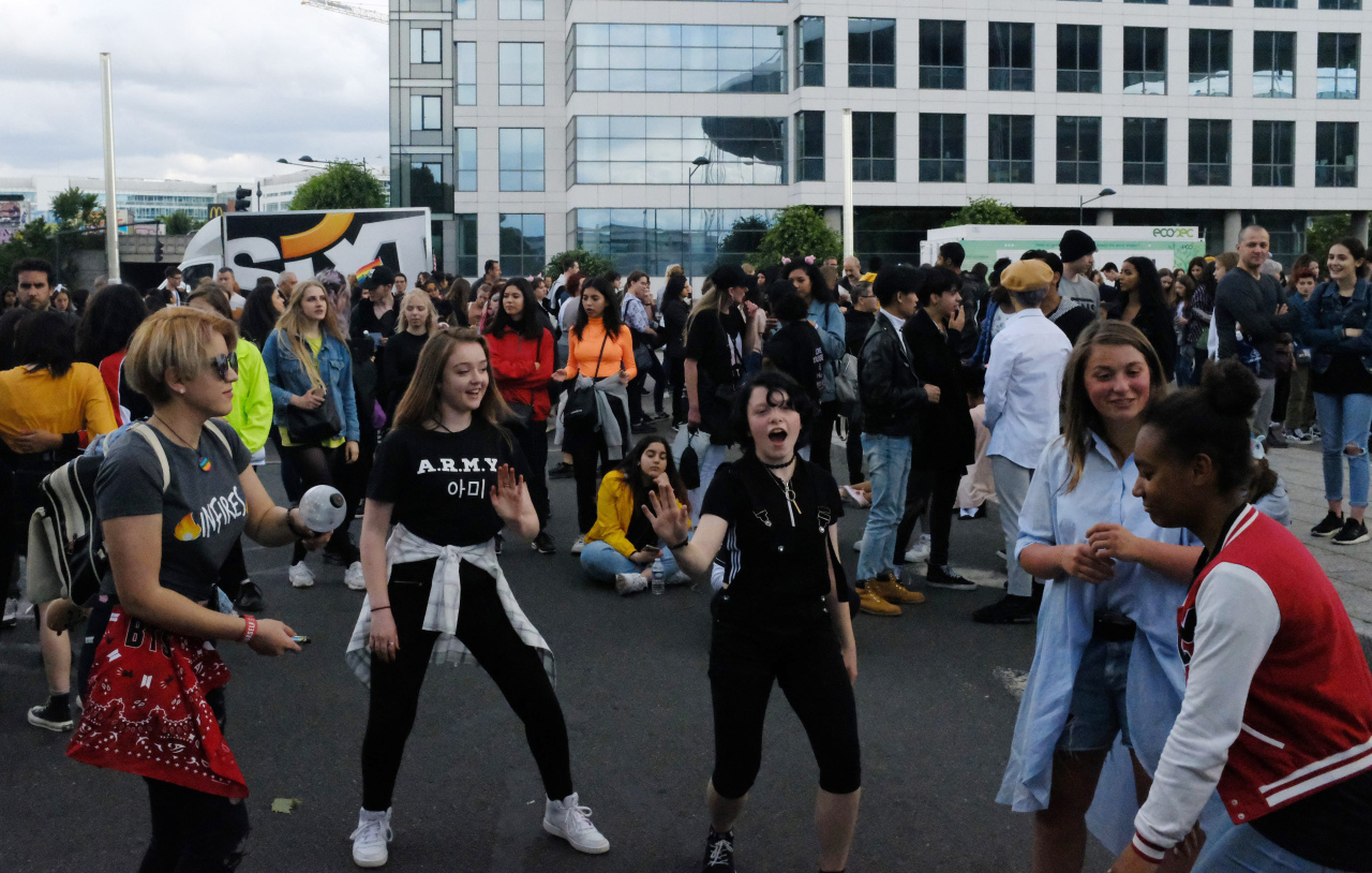 This photo shows fans waiting for a BTS concert at Stade de France in Saint Denis, north of Paris on June 8, 2019. (Yonhap)